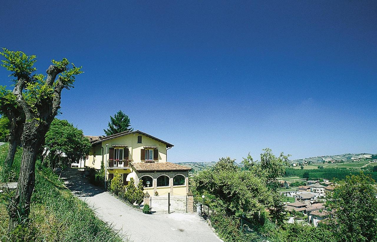 B&B Casa Margot Neive Bagian luar foto